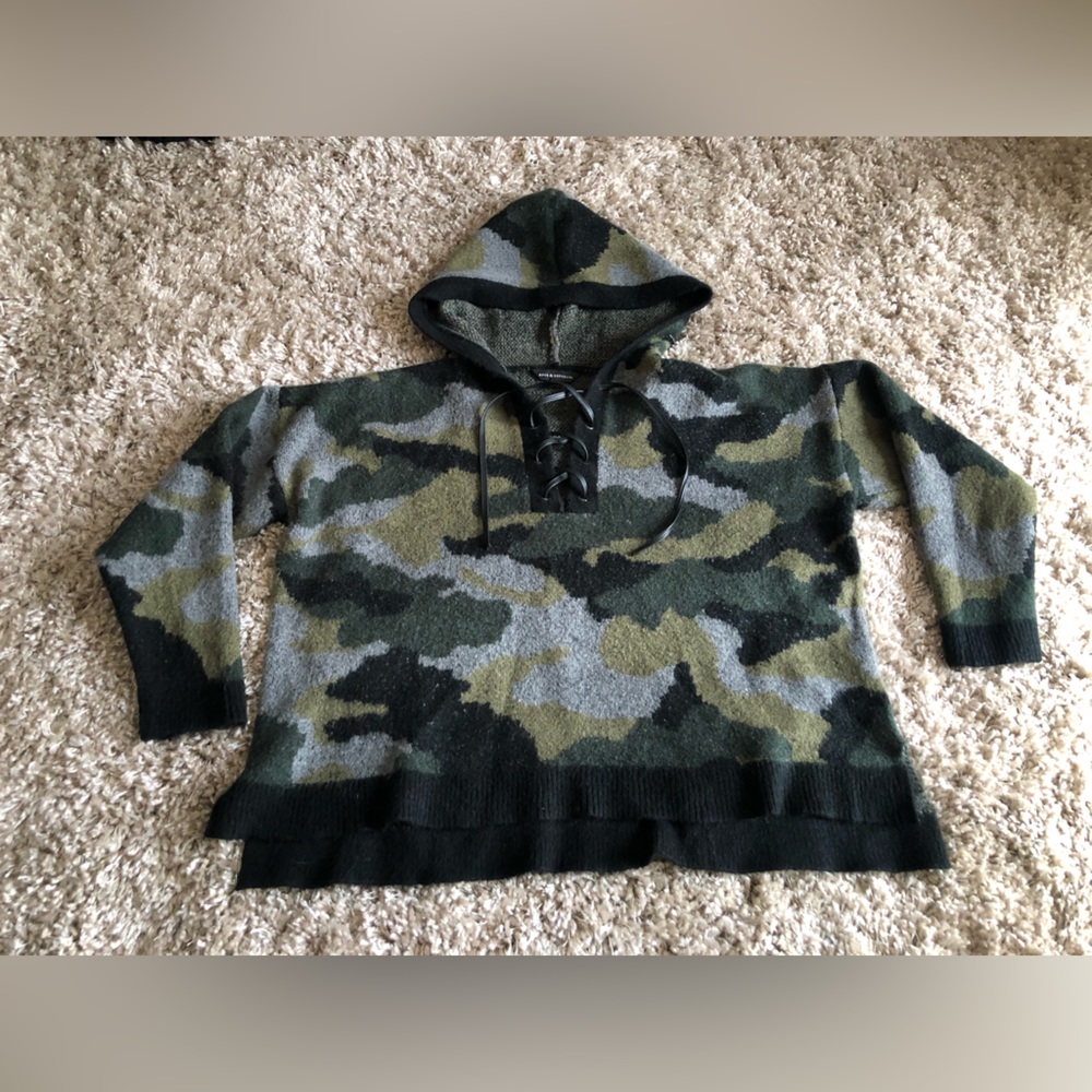 Rock & Republic Camo Sweater size XXL Super Soft